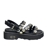 Sandalo platform Cult in pelle nera con fasce borchiate in metallo argentato.