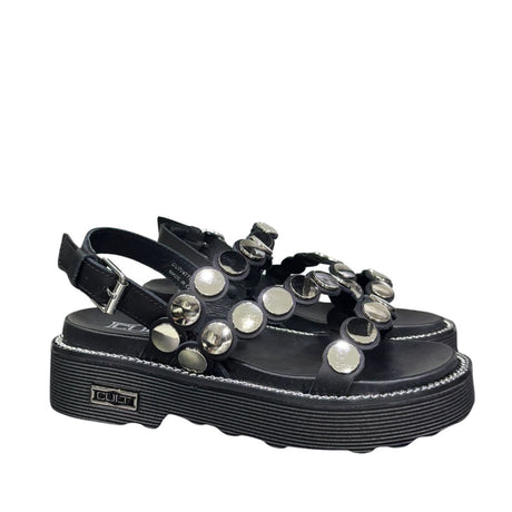 Sandalo platform Cult in pelle nera con fasce borchiate in metallo argentato.