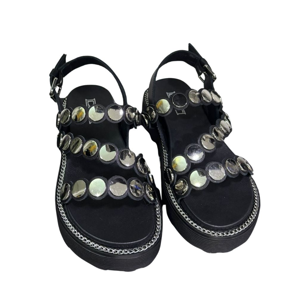 Sandalo platform Cult in pelle nera con fasce borchiate in metallo argentato.