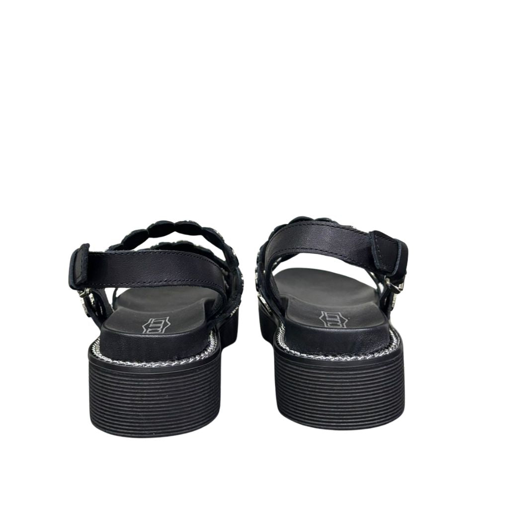 Sandalo platform Cult in pelle nera con fasce borchiate in metallo argentato.