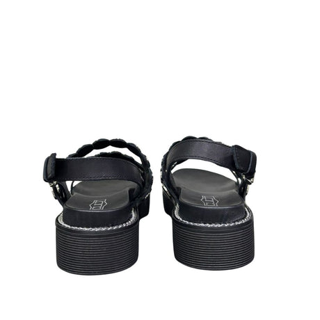 Sandalo platform Cult in pelle nera con fasce borchiate in metallo argentato.