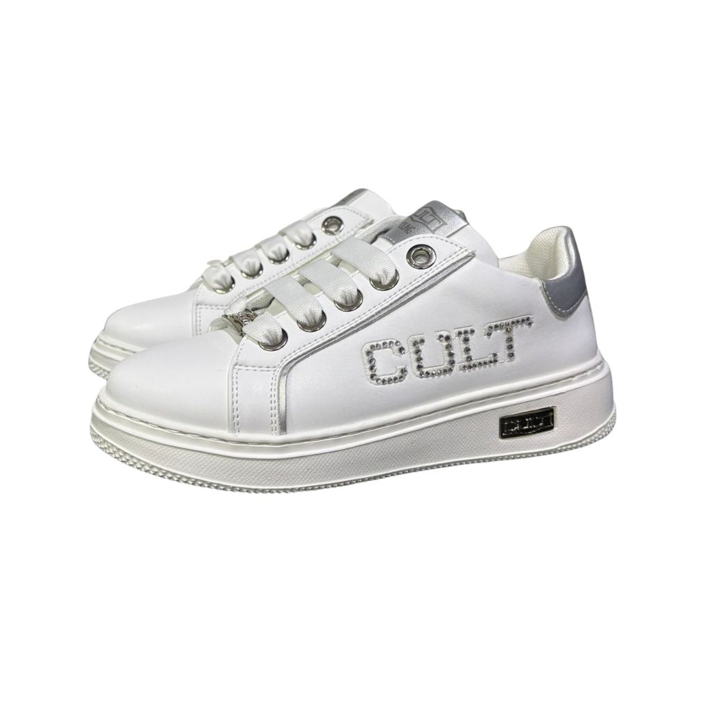 Sneaker Cult T510 in ecopelle bianca con inserti argento, logo laterale in brillantini, lacci bianchi e cerniera interna funzionale.