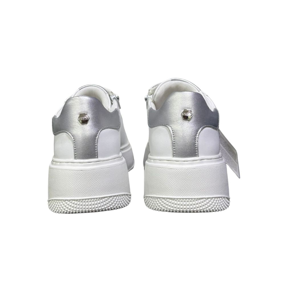 Sneakers bianche Cult in ecopelle con dettagli argento, logo laterale impreziosito da brillantini. Cerniera interna funzionale e logo sulla suola spessa.