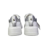 Sneakers bianche Cult in ecopelle con dettagli argento, logo laterale impreziosito da brillantini. Cerniera interna funzionale e logo sulla suola spessa.