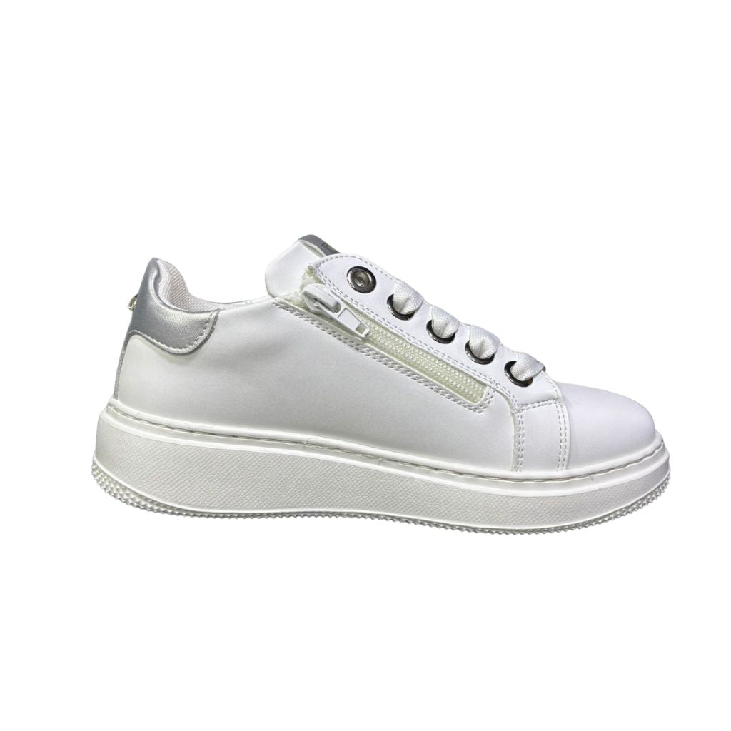 Sneaker Cult T510 in ecopelle bianca con inserti argento, logo laterale in brillantini, lacci bianchi e cerniera interna funzionale.