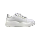 Sneakers bianche Cult in ecopelle con dettagli argento, logo laterale impreziosito da brillantini. Cerniera interna funzionale e logo sulla suola spessa.