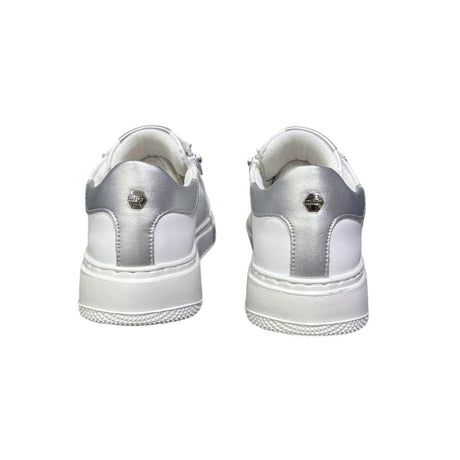 Sneaker Cult T510 in ecopelle bianca con inserti argento, logo laterale in brillantini, lacci bianchi e cerniera interna funzionale.