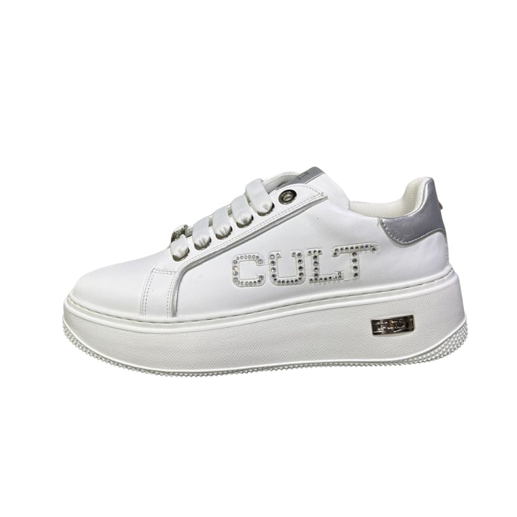 Sneakers bianche Cult in ecopelle con dettagli argento, logo laterale impreziosito da brillantini. Cerniera interna funzionale e logo sulla suola spessa.