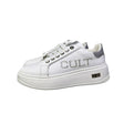 Sneakers bianche Cult in ecopelle con dettagli argento, logo laterale impreziosito da brillantini. Cerniera interna funzionale e logo sulla suola spessa.