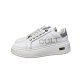 Sneakers bianche Cult in ecopelle con dettagli argento, logo laterale impreziosito da brillantini. Cerniera interna funzionale e logo sulla suola spessa.