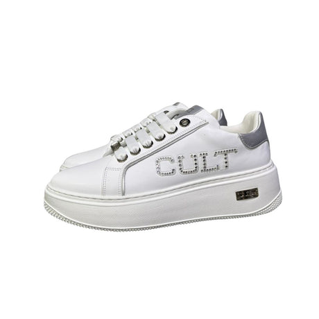 Sneakers bianche Cult in ecopelle con dettagli argento, logo laterale impreziosito da brillantini. Cerniera interna funzionale e logo sulla suola spessa.