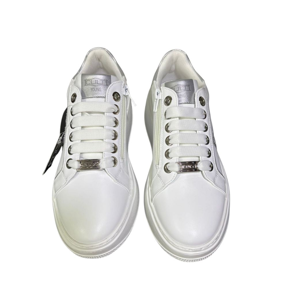Sneakers bianche Cult in ecopelle con dettagli argento, logo laterale impreziosito da brillantini. Cerniera interna funzionale e logo sulla suola spessa.