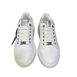 Sneakers bianche Cult in ecopelle con dettagli argento, logo laterale impreziosito da brillantini. Cerniera interna funzionale e logo sulla suola spessa.