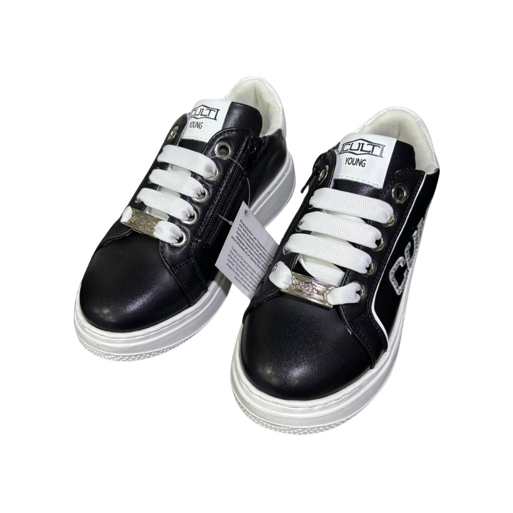 Sneaker Cult T510 in eco-pelle nera e bianca con logo laterale in strass, lacci bianchi e suola logata su sfondo neutro.