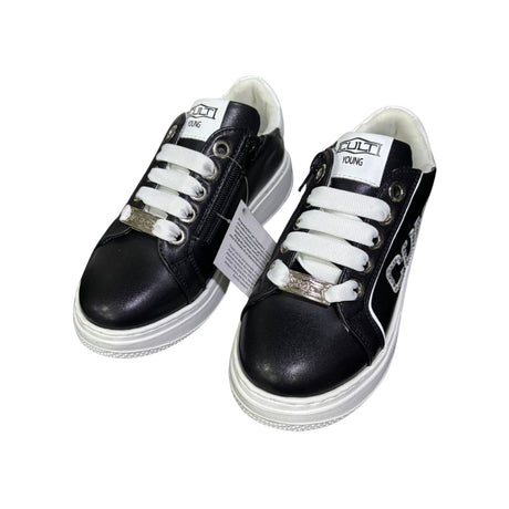 Sneaker Cult T510 in eco-pelle nera e bianca con logo laterale in strass, lacci bianchi e suola logata su sfondo neutro.