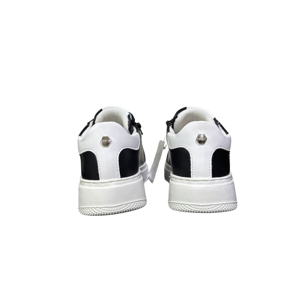 Sneaker Cult T510 in eco-pelle nera e bianca con logo laterale in strass, lacci bianchi e suola logata su sfondo neutro.