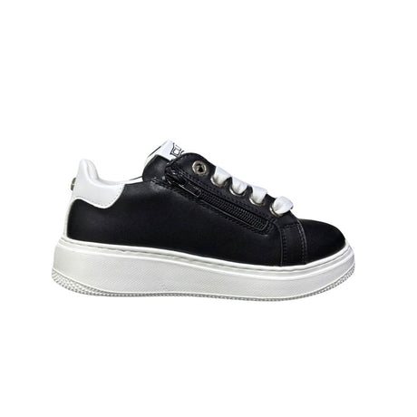 Sneaker Cult T510 in eco-pelle nera e bianca con logo laterale in strass, lacci bianchi e suola logata su sfondo neutro.