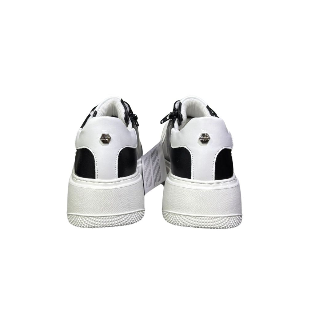 Sneaker Cult in ecopelle nera con inserti bianchi, logo laterale impreziosito da brillantini, lacci bianchi e cerniera funzionale sul lato interno.