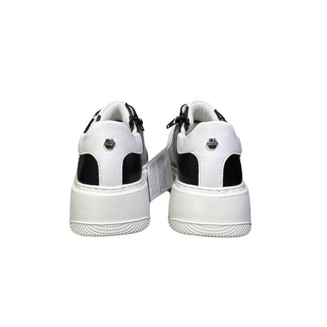 Sneaker Cult in ecopelle nera con inserti bianchi, logo laterale impreziosito da brillantini, lacci bianchi e cerniera funzionale sul lato interno.