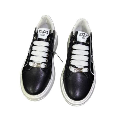 Sneaker Cult in ecopelle nera con inserti bianchi, logo laterale impreziosito da brillantini, lacci bianchi e cerniera funzionale sul lato interno.
