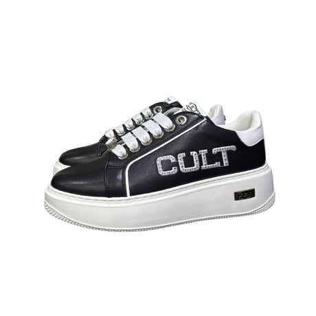 Sneaker Cult in ecopelle nera con inserti bianchi, logo laterale impreziosito da brillantini, lacci bianchi e cerniera funzionale sul lato interno.