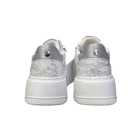 Sneakers bianche Cult in ecopelle con dettagli argento, tallone con stampa pitonata e cerniera interna. 