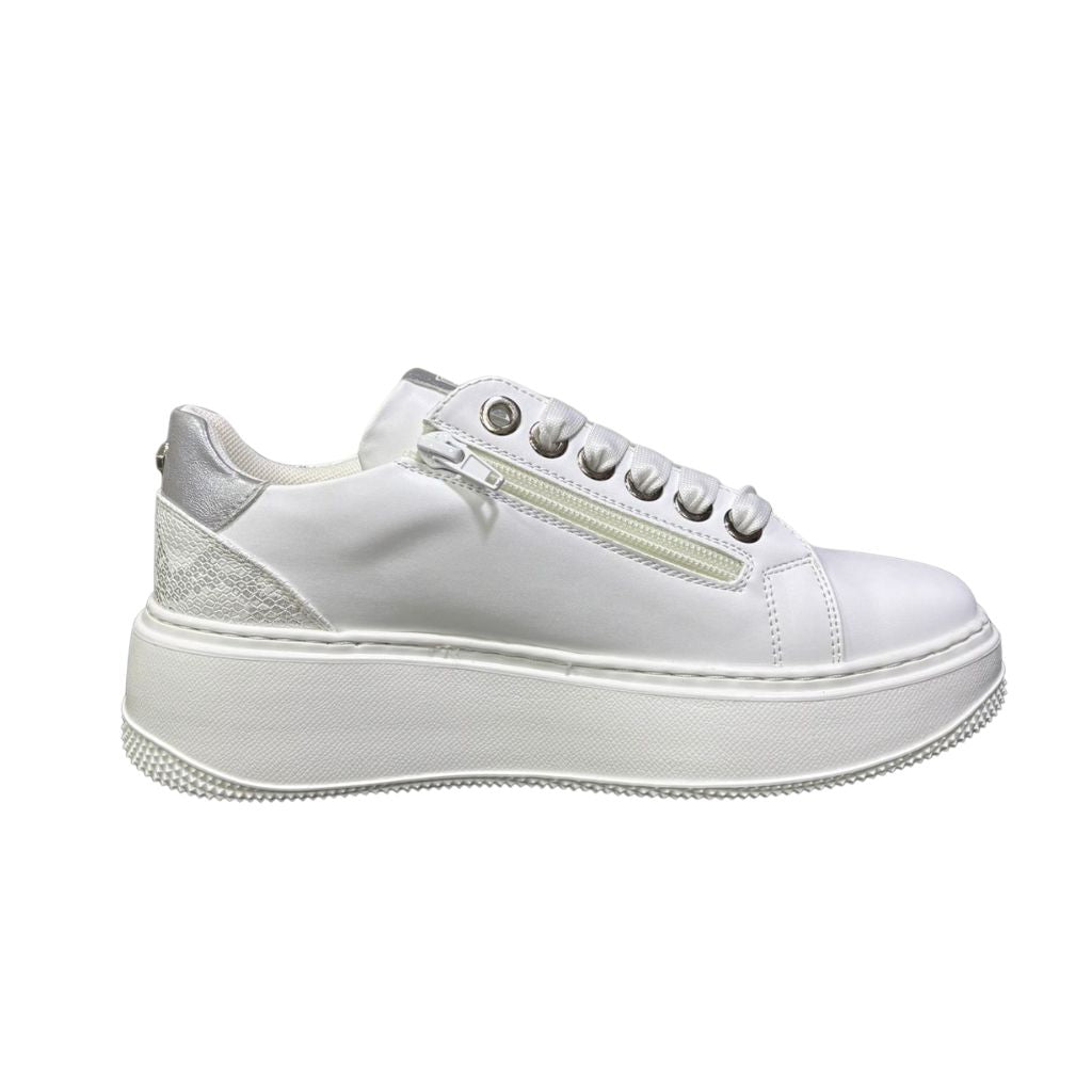 Sneakers bianche Cult in ecopelle con dettagli argento, tallone con stampa pitonata e cerniera interna. 