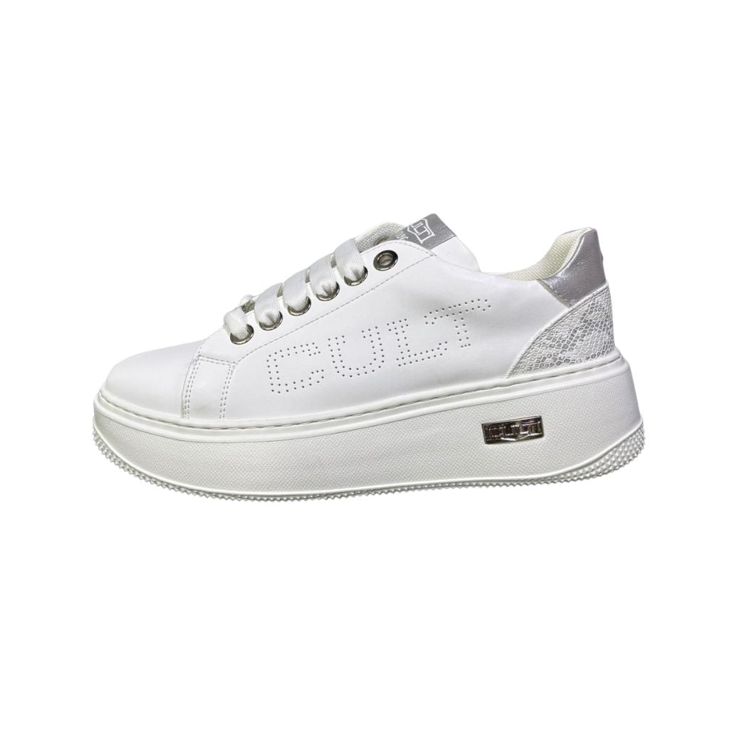 Sneakers bianche Cult in ecopelle con dettagli argento, tallone con stampa pitonata e cerniera interna. 