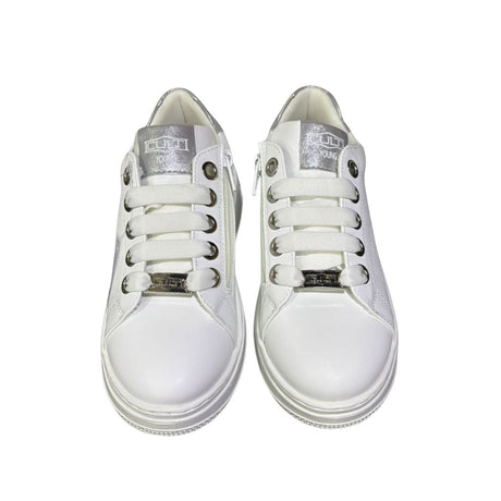 Sneakers da bambina bianche brand Cult in ecopelle, con dettaglio tallone pitonato, inserti argento e cerniera laterale interna per una calzata facilitata.