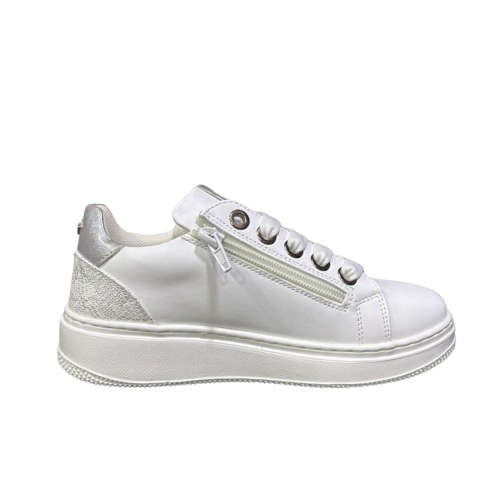 Sneakers da bambina bianche brand Cult in ecopelle, con dettaglio tallone pitonato, inserti argento e cerniera laterale interna per una calzata facilitata.