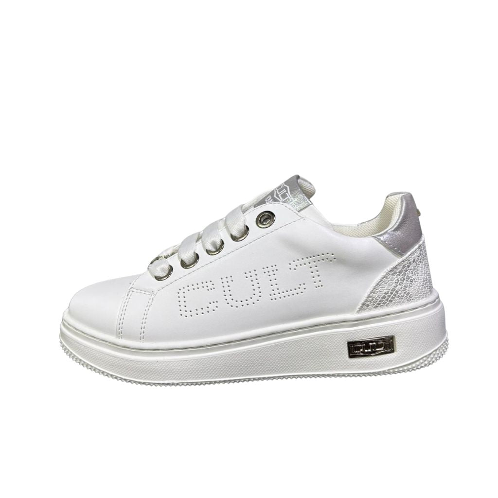 Sneakers da bambina bianche brand Cult in ecopelle, con dettaglio tallone pitonato, inserti argento e cerniera laterale interna per una calzata facilitata.