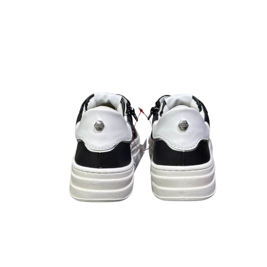 Sneaker Cult T541 in ecopelle nera con dettagli e suola bianchi, logo laterale e cerniera interna per una calzata facilitata.