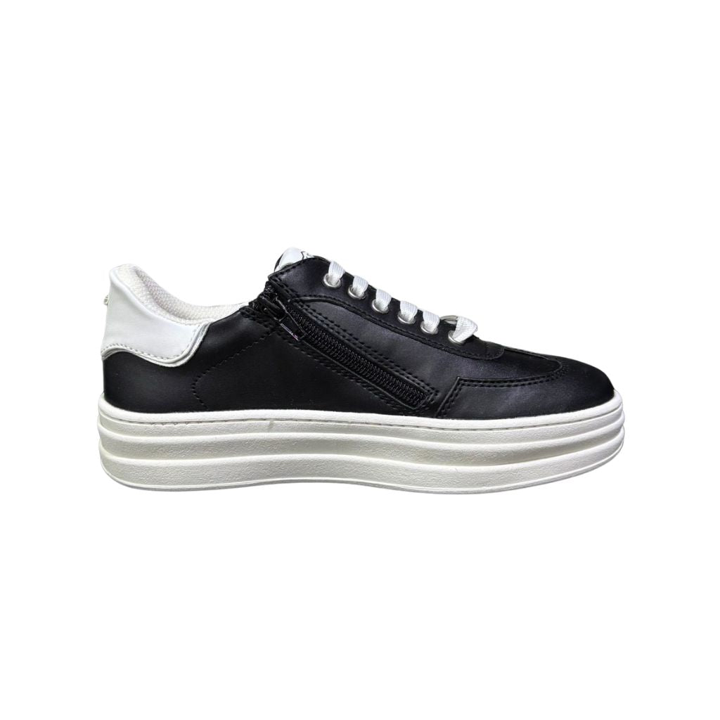 Sneaker Cult T541 in ecopelle nera con dettagli e suola bianchi, logo laterale e cerniera interna per una calzata facilitata.