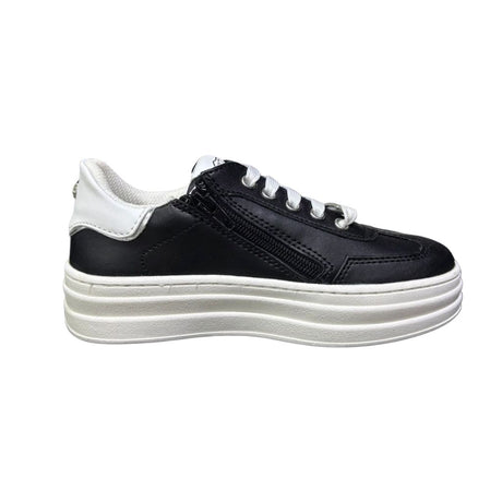 Sneaker in ecopelle nera con lacci e suola bianchi, caratterizzata da una cerniera laterale interna e logo minimalista sul fianco.