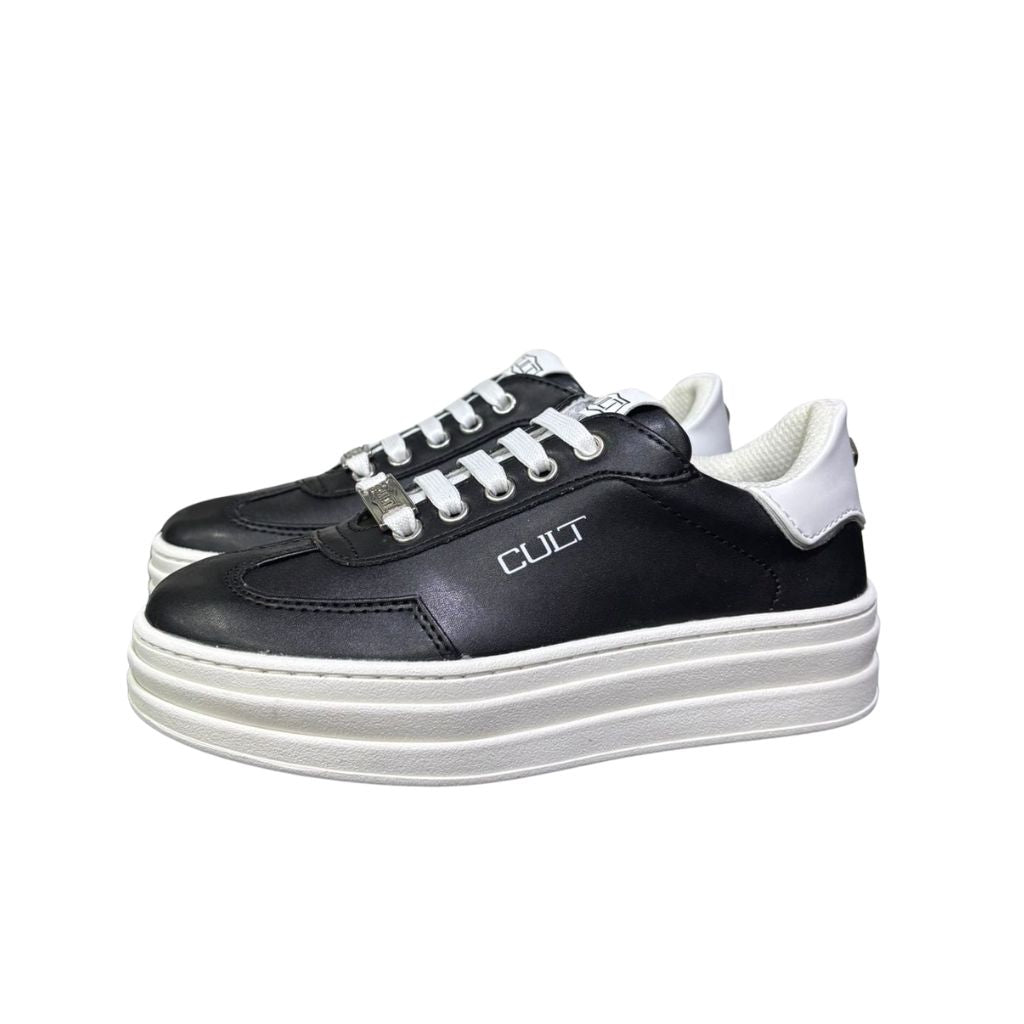 Sneaker in ecopelle nera con lacci e suola bianchi, caratterizzata da una cerniera laterale interna e logo minimalista sul fianco.