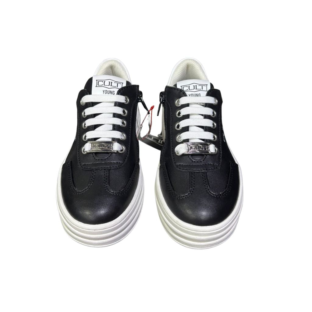 Sneaker in ecopelle nera con lacci e suola bianchi, caratterizzata da una cerniera laterale interna e logo minimalista sul fianco.