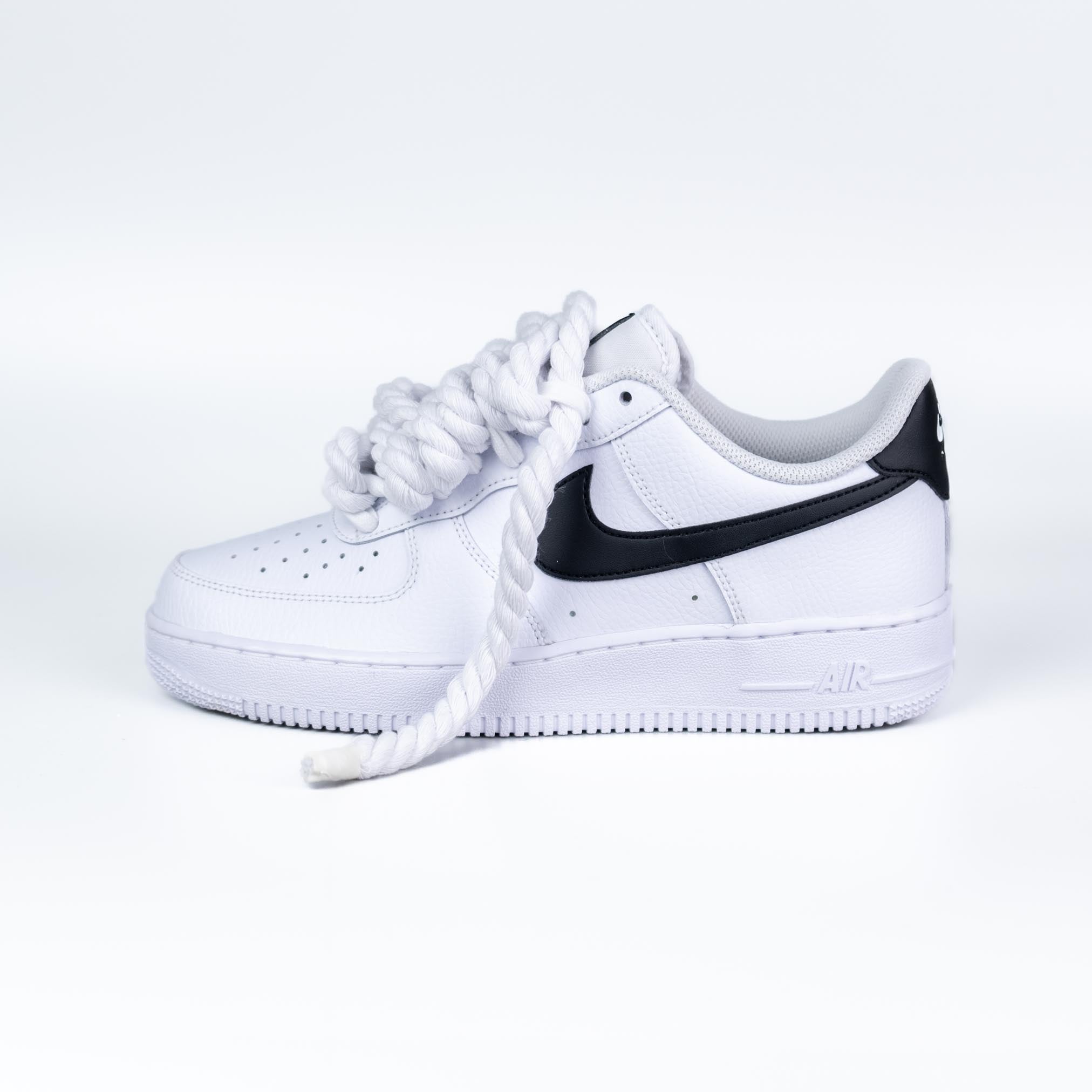 Nike nere baffo bianco hotsell