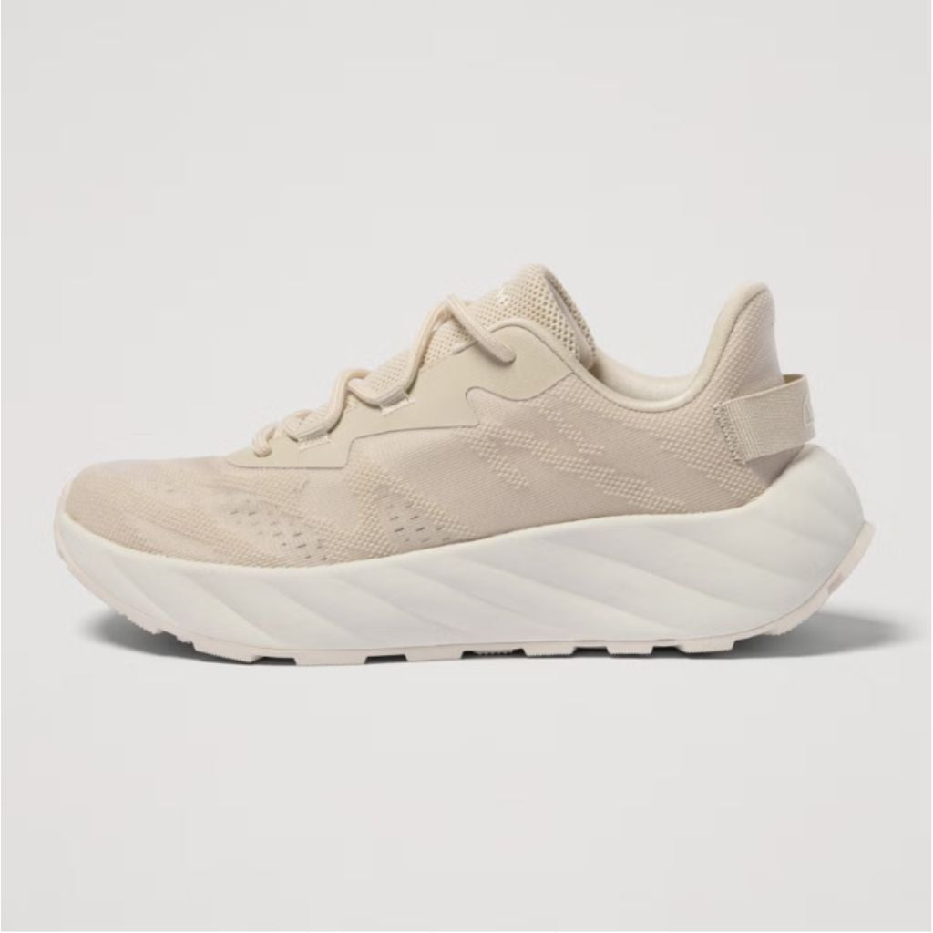 Sneakers da donna Ellesse Alba color beige e panna con tomaia in mesh e suede, suola spessa sagomata e lacci abbinati.