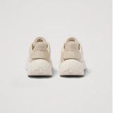 Sneakers da donna Ellesse Alba color beige e panna con tomaia in mesh e suede, suola spessa sagomata e lacci abbinati.