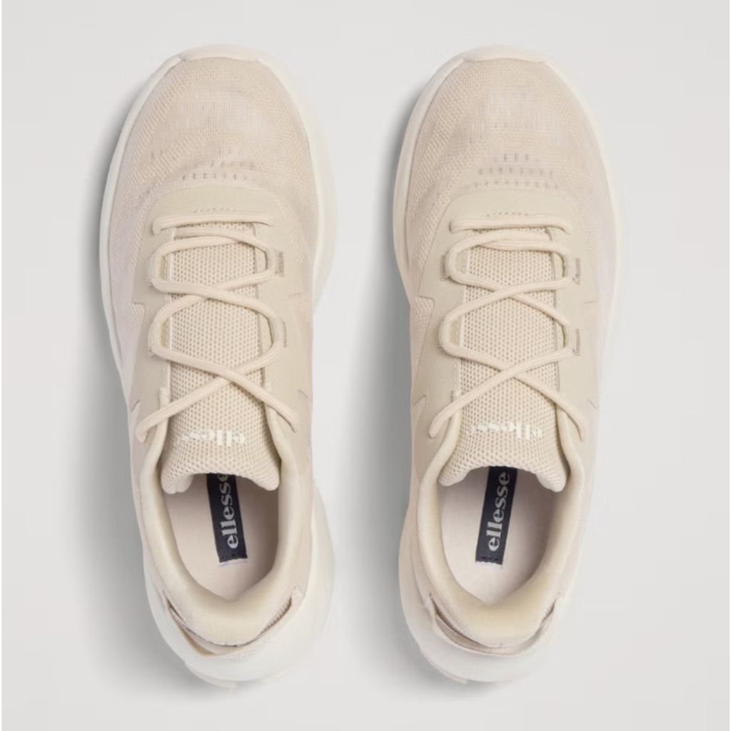 Sneakers da donna Ellesse Alba color beige e panna con tomaia in mesh e suede, suola spessa sagomata e lacci abbinati.
