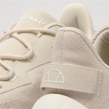Sneakers da donna Ellesse Alba color beige e panna con tomaia in mesh e suede, suola spessa sagomata e lacci abbinati.