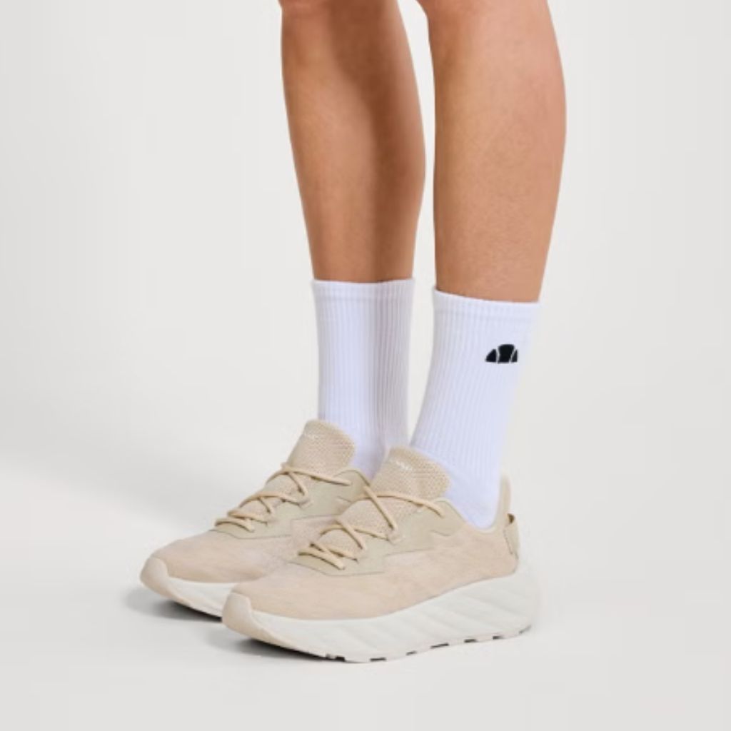 Sneakers da donna Ellesse Alba color beige e panna con tomaia in mesh e suede, suola spessa sagomata e lacci abbinati.