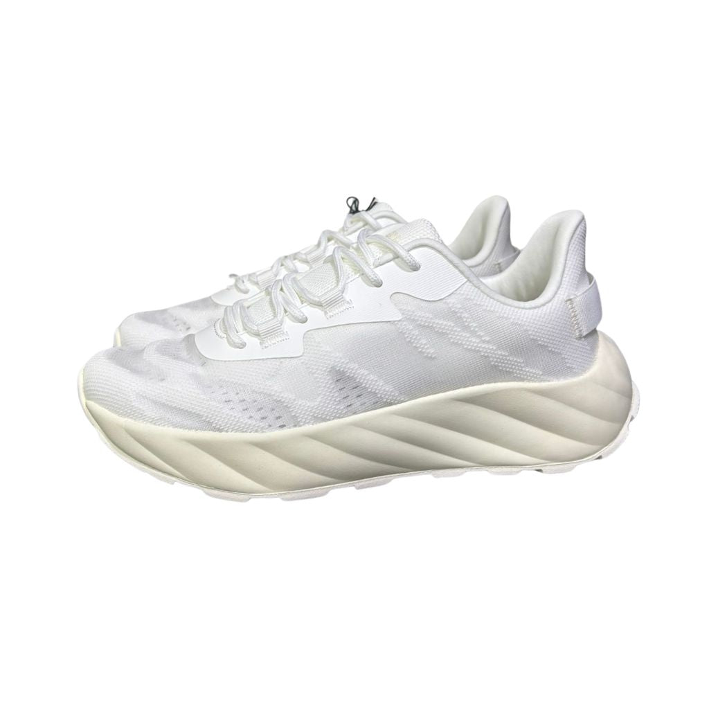 Sneakers da donna Ellesse Alba color bianco con tomaia in mesh, suola spessa sagomata e lacci abbinati.