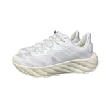 Sneakers da donna Ellesse Alba color bianco con tomaia in mesh, suola spessa sagomata e lacci abbinati.