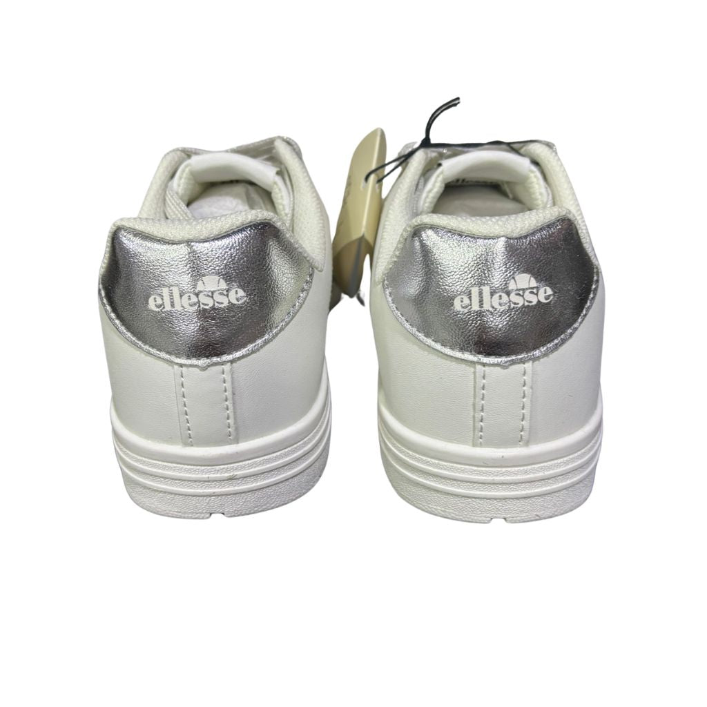 Sneakers bianche da donna Ellesse in pelle con inserti argento sul tallone, logo laterale.