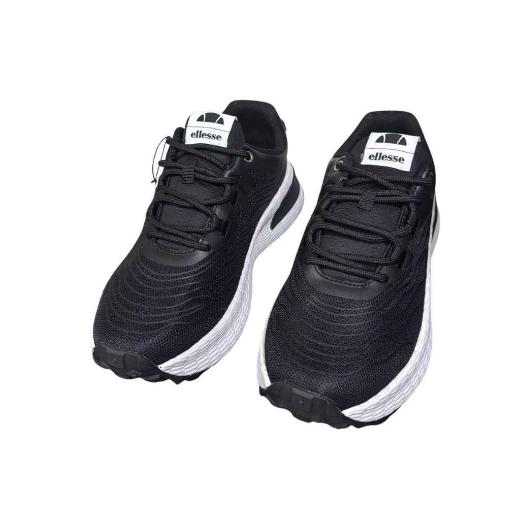 Sneakers da donna Ellesse Kelsie in mesh tecnico nero con suola chunky strutturata e lacci coordinati.