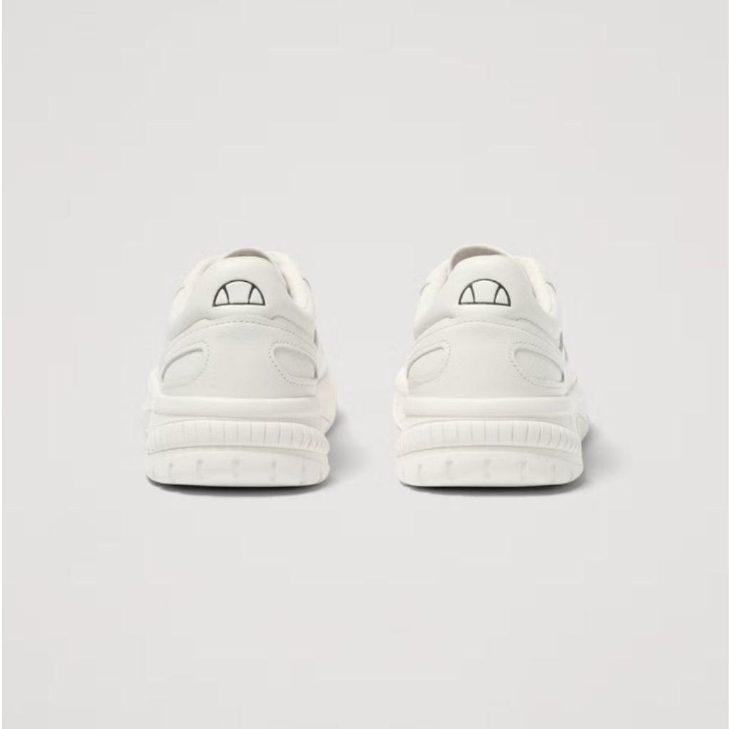 Sneakers unisex Ellesse LS914 in pelle colore bianco con lacci coordinati e logo Ellesse sulla linguetta.