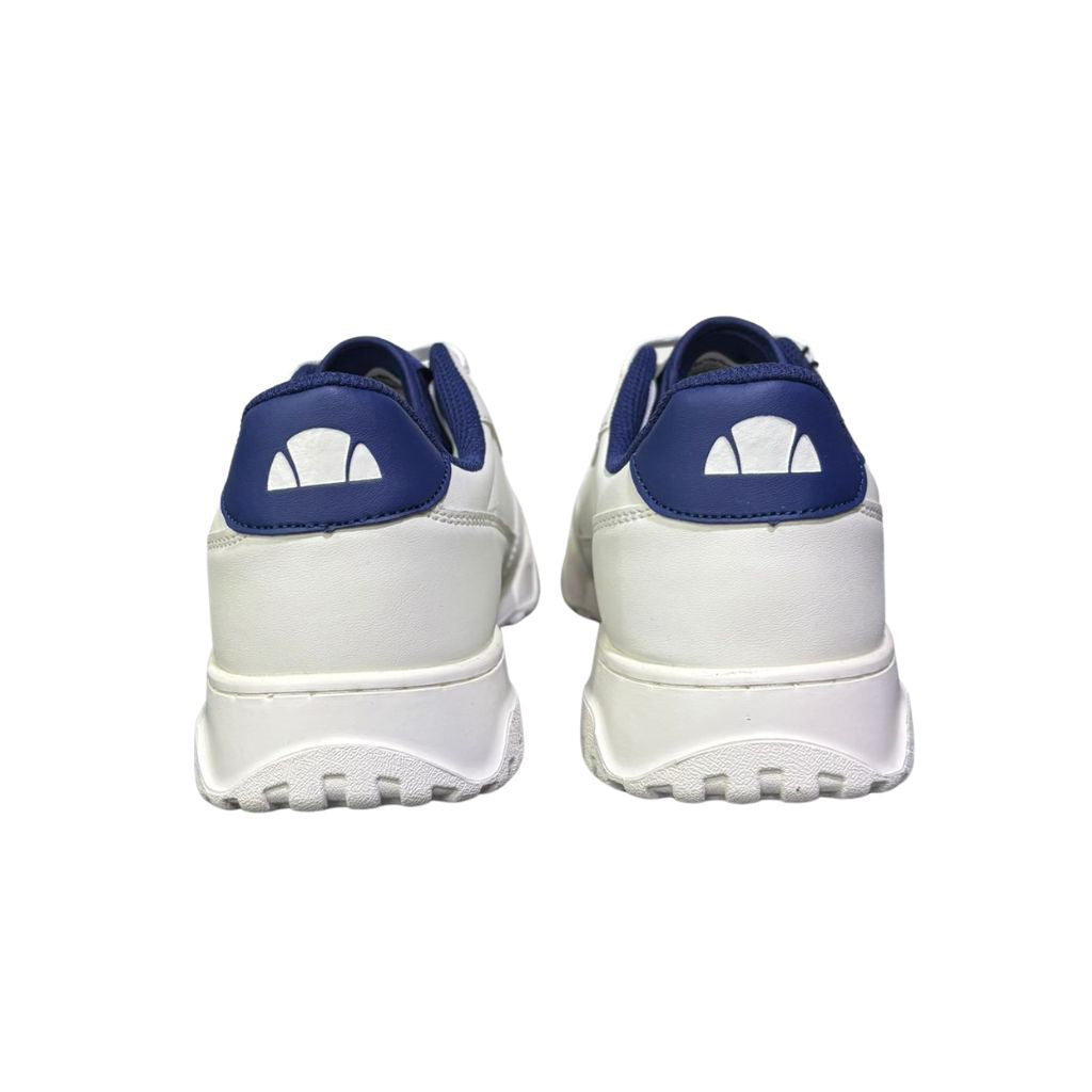 Sneakers basse Ellesse Mat in pelle bianca con inserti blu scuro sul tallone, logo Ellesse esteso sul lato e suola piatta in gomma.