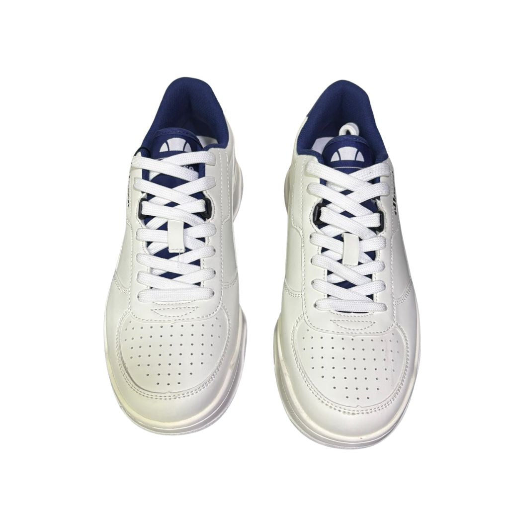 Sneakers basse Ellesse Mat in pelle bianca con inserti blu scuro sul tallone, logo Ellesse esteso sul lato e suola piatta in gomma.