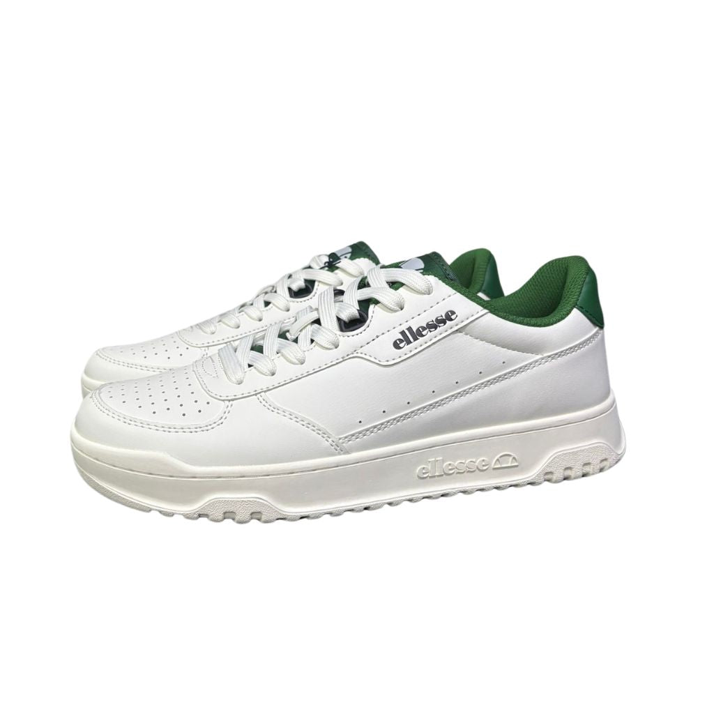Sneakers basse Ellesse Mat in pelle bianca con inserti verdi, logo Ellesse esteso sul lato e suola piatta in gomma.
